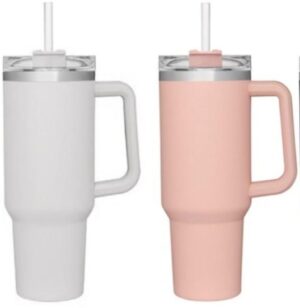 כוס שתייה תרמית גבוהה עם ידית וקש מבית Soltam - בנפח 1.2 מ''ל - צבע ורוד / לבן - אין אפשרות בחירת צבע